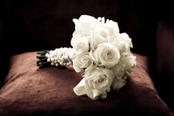 Wiązanka ślubna w baiałych różach